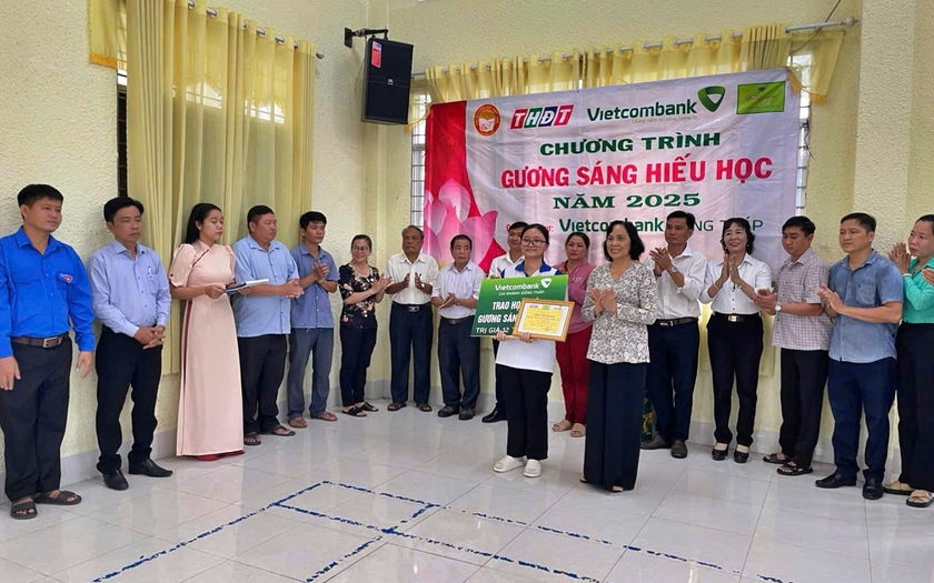 Đồng Tháp trao học bổng Gương sáng hiếu học cho 2 sinh viên vượt khó - Ảnh 1.
