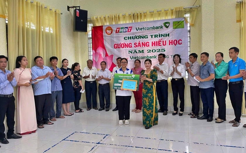 Đồng Tháp trao học bổng Gương sáng hiếu học cho 2 sinh viên vượt khó - Ảnh 2.