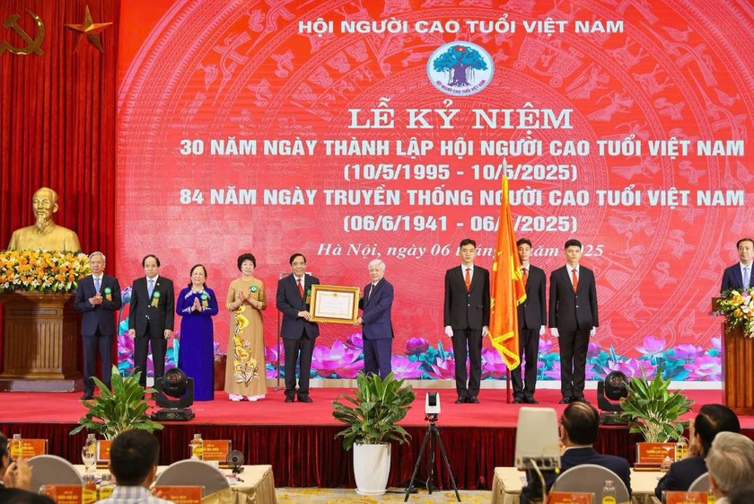 30 năm thành lập Hội Người cao tuổi: Nêu gương sáng vì sự nghiệp xây dựng và bảo vệ Tổ quốc - Ảnh 1.
