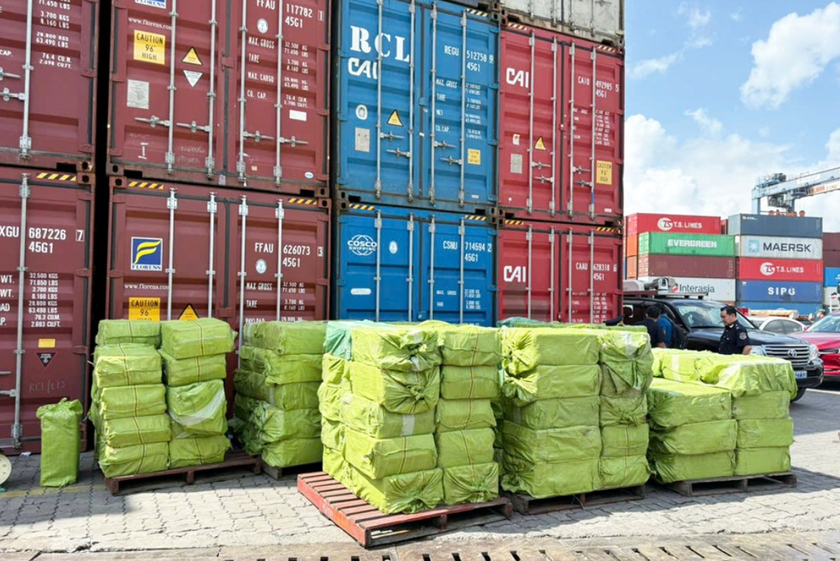 Cận cảnh 84.000 bao thuốc lá lậu và 5kg ma túy bị giấu tinh vi - Ảnh 1.