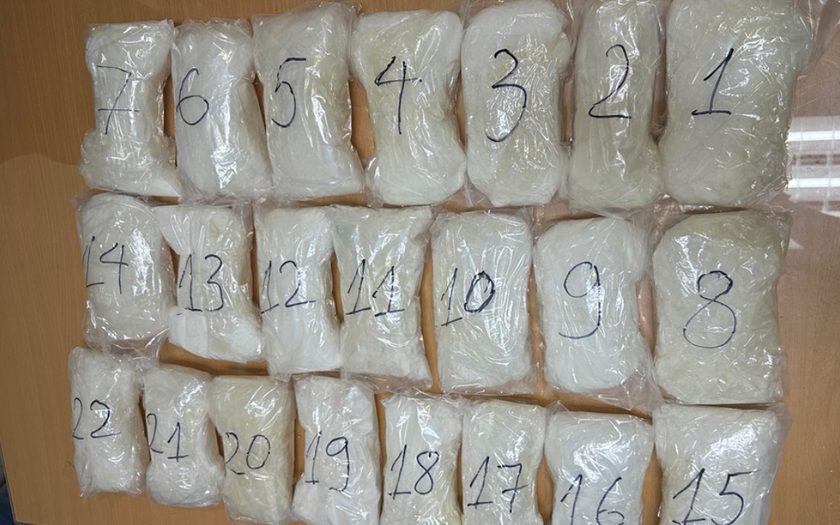 22 túi nilon chưa tinh thể không màu được xác định là methamphetamine. Ảnh: Cục Hải quan 22 túi nilon chưa tinh thể không màu được xác định là methamphetamine. Ảnh: Cục Hải quan