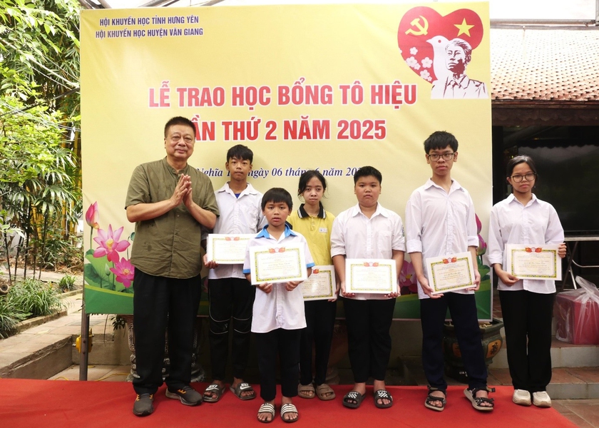 Quỹ Khuyến học, khuyến tài Tô Hiệu trao 200 suất học bổng cho học sinh nghèo vượt khó - Ảnh 4.
