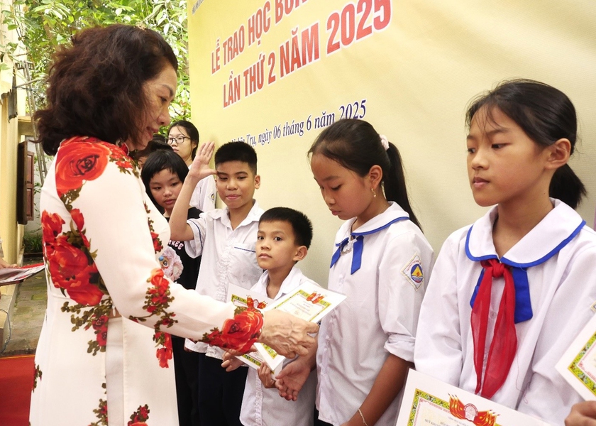 Quỹ Khuyến học, khuyến tài Tô Hiệu trao 200 suất học bổng cho học sinh nghèo vượt khó - Ảnh 6.