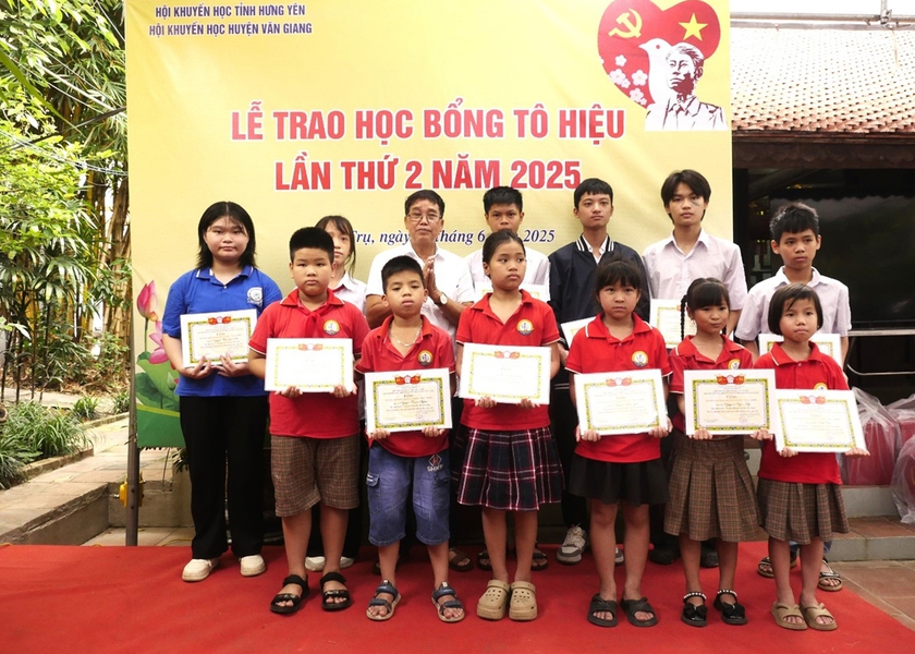 Quỹ Khuyến học, khuyến tài Tô Hiệu trao 200 suất học bổng cho học sinh nghèo vượt khó - Ảnh 5.