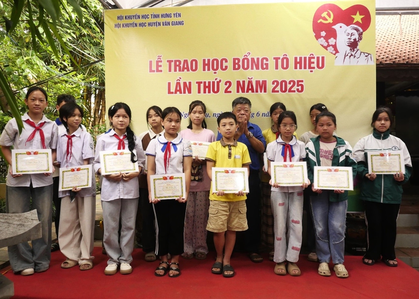 Quỹ Khuyến học, khuyến tài Tô Hiệu trao 200 suất học bổng cho học sinh nghèo vượt khó - Ảnh 7.