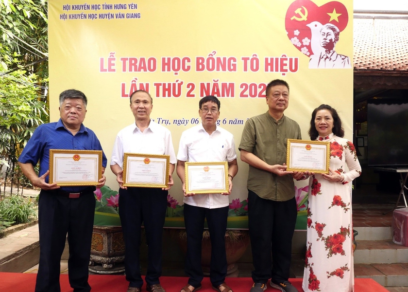 Quỹ Khuyến học, khuyến tài Tô Hiệu trao 200 suất học bổng cho học sinh nghèo vượt khó - Ảnh 8.
