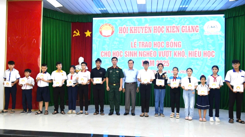 230 suất học bổng tiếp sức học sinh nghèo Kiên Giang đến trường - Ảnh 1.