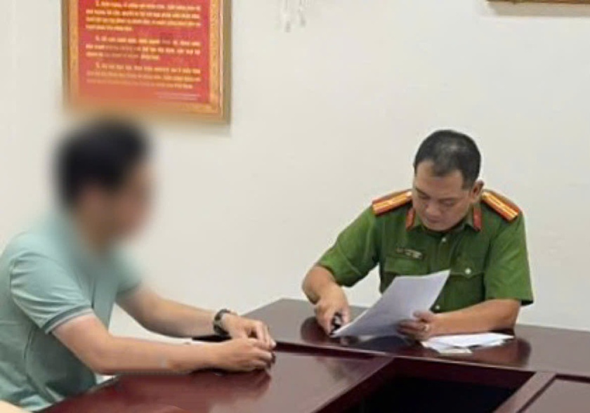 Đã làm rõ đối tượng "biến thái" thoát y đuổi theo cô gái tại Hà Nội - Ảnh 1.