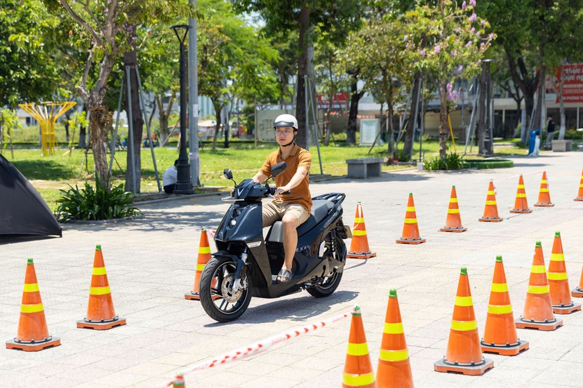Xe máy VinFast chinh phục người dùng thành phố biển: Nhỏ gọn, tiết kiệm, lái sướng- Ảnh 4. Xe máy VinFast chinh phục người dùng thành phố biển: Nhỏ gọn, tiết kiệm, lái sướng- Ảnh 4.