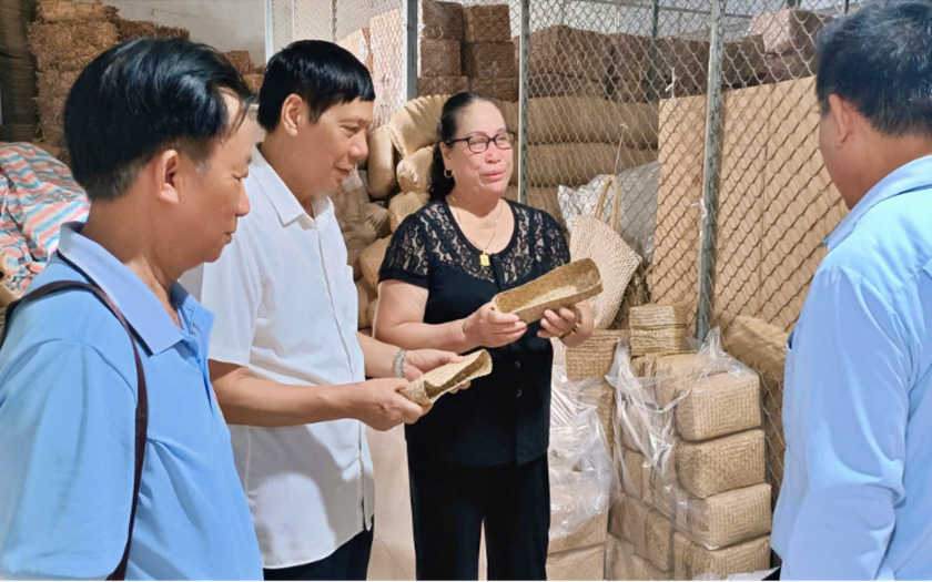 Nghệ nhân Ưu tú Phạm Thị Ngắn nhận danh hiệu "Học không bao giờ cùng" - Ảnh 3.