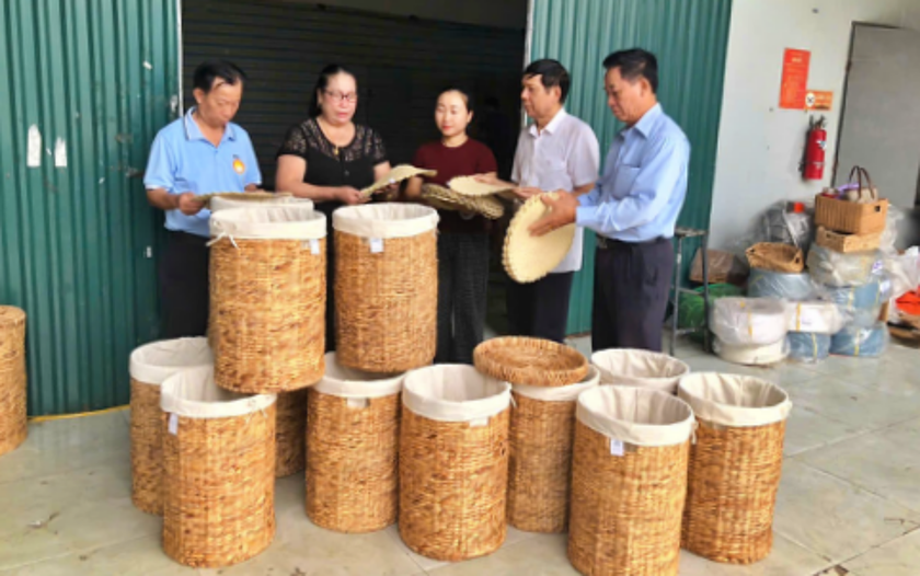 Nghệ nhân Ưu tú Phạm Thị Ngắn nhận danh hiệu "Học không bao giờ cùng" - Ảnh 2.