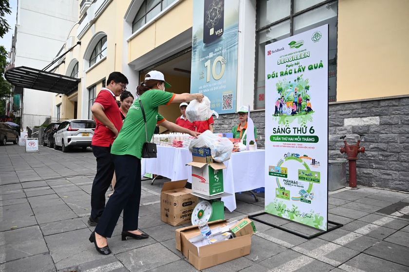 SeABank tổ chức “Ngày hội đổi rác lấy quà” - Lan tỏa lối sống xanh vì Hà Nội sạch đẹp- Ảnh 1. SeABank tổ chức “Ngày hội đổi rác lấy quà” - Lan tỏa lối sống xanh vì Hà Nội sạch đẹp- Ảnh 1.