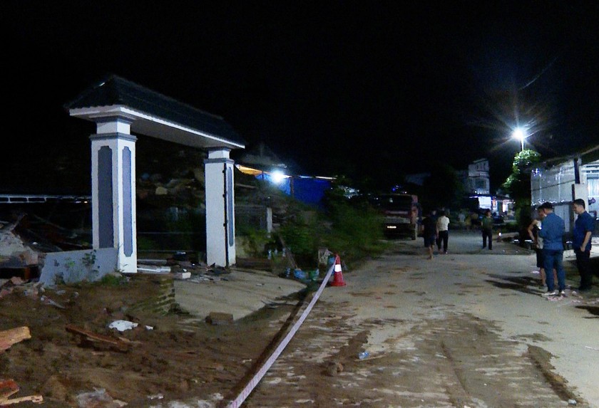 Lào Cai: Sạt lở lớn vùi lấp 2 nhà dân, làm 5 người chết và bị thương - Ảnh 3.