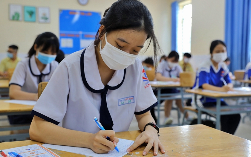 Điểm Toán, Tiếng Anh quá thấp, học bạ lại làm "phao cứu sinh" tốt nghiệp - Ảnh 1.