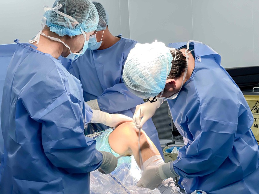 Vinmec Cần Thơ phẫu thuật thành công chấn thương khớp gối do đá bóng, thực hiện bởi giáo sư từng điều trị cầu thủ chuyên - Ảnh 1.