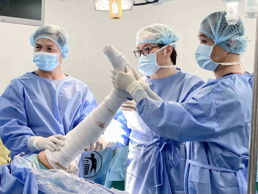 Vinmec Cần Thơ phẫu thuật thành công chấn thương khớp gối do đá bóng, thực hiện bởi giáo sư từng điều trị cầu thủ chuyên - Ảnh 2.