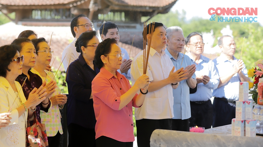 Chủ tịch Hội Khuyến học Nguyễn Thị Doan dâng hương tưởng niệm Chủ tịch Hồ Chí Minh tại Khu di tích Kim Liên  - Ảnh 1.