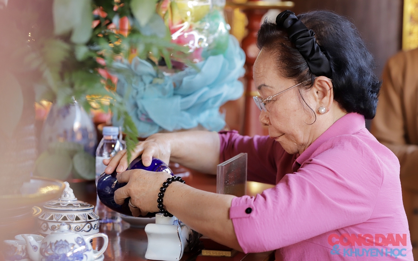 Chủ tịch Hội Khuyến học Nguyễn Thị Doan dâng hương tưởng niệm Chủ tịch Hồ Chí Minh tại Khu di tích Kim Liên  - Ảnh 3.