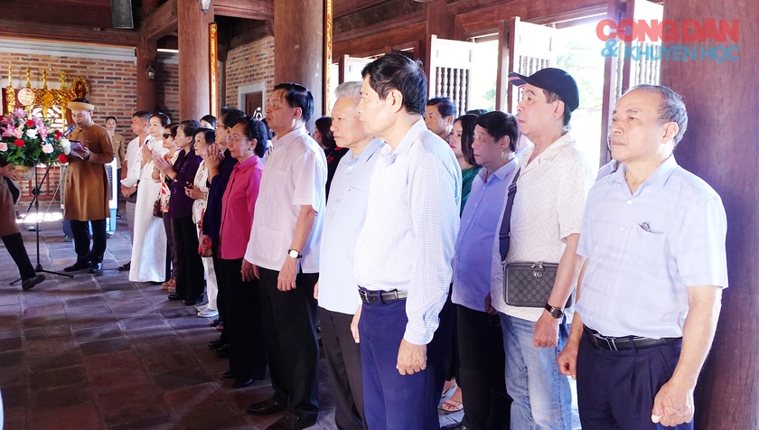 Chủ tịch Hội Khuyến học Nguyễn Thị Doan dâng hương tưởng niệm Chủ tịch Hồ Chí Minh tại Khu di tích Kim Liên  - Ảnh 4.