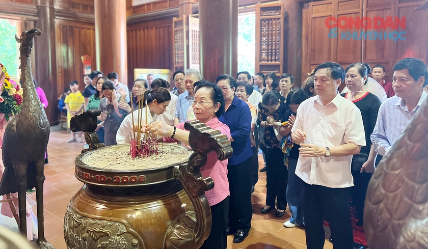 Chủ tịch Hội Khuyến học Nguyễn Thị Doan dâng hương tưởng niệm Chủ tịch Hồ Chí Minh tại Khu di tích Kim Liên  - Ảnh 6.