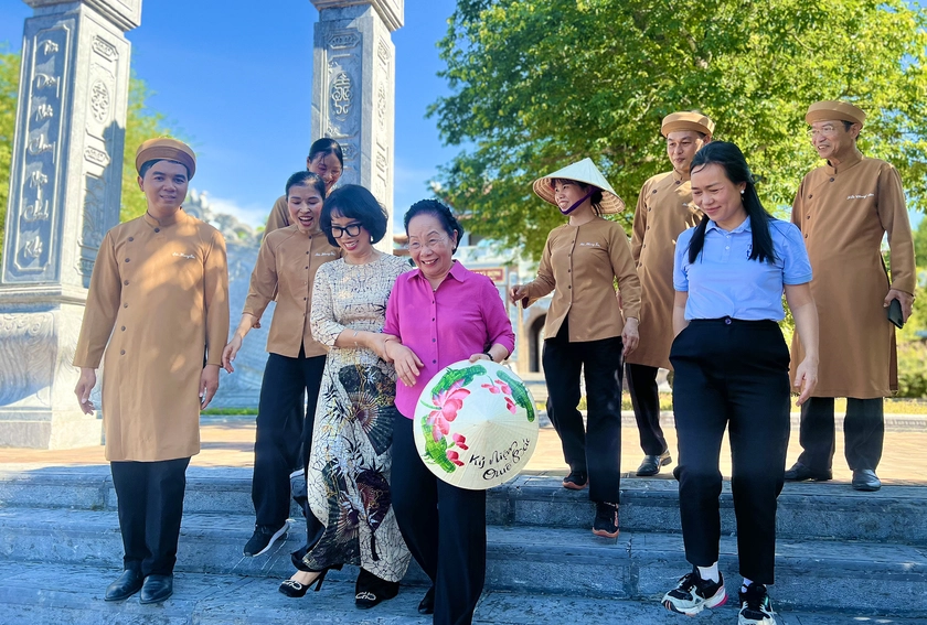 Chủ tịch Hội Khuyến học Nguyễn Thị Doan dâng hương tưởng niệm Chủ tịch Hồ Chí Minh tại Khu di tích Kim Liên  - Ảnh 11.
