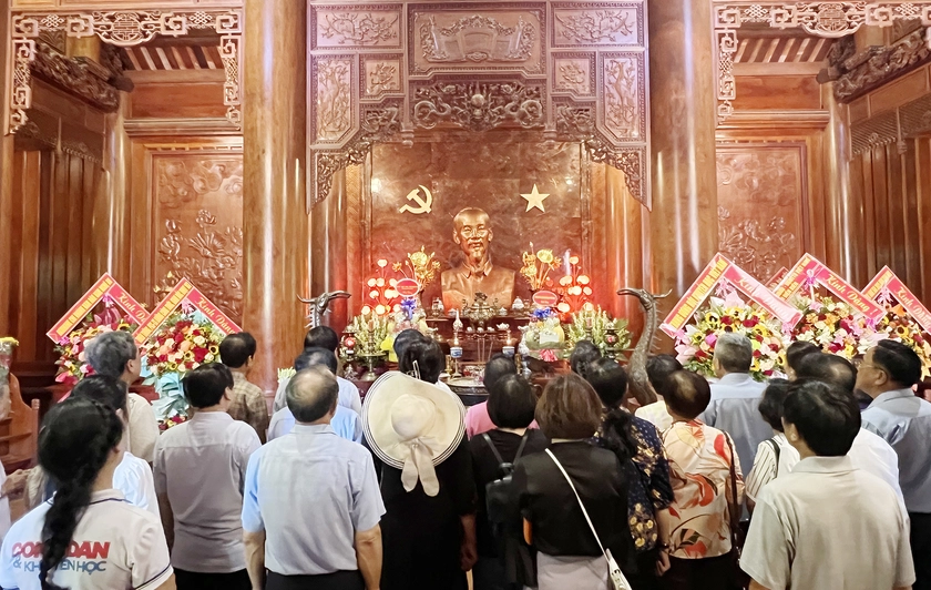 Chủ tịch Hội Khuyến học Nguyễn Thị Doan dâng hương tưởng niệm Chủ tịch Hồ Chí Minh tại Khu di tích Kim Liên  - Ảnh 5.