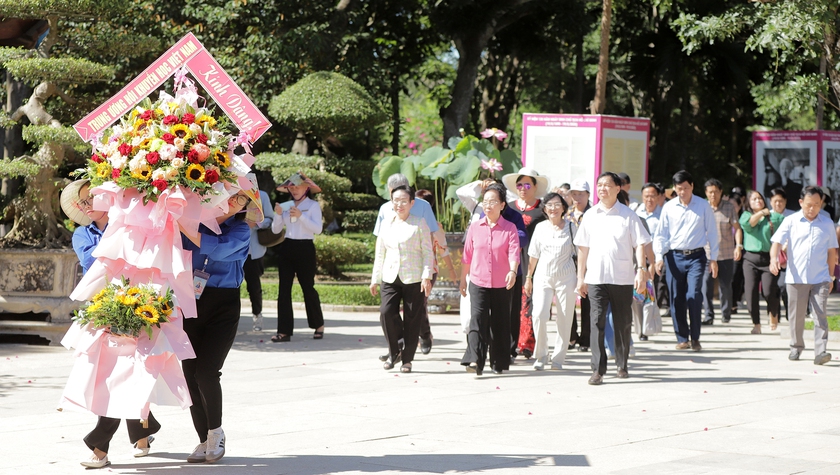 Chủ tịch Hội Khuyến học Nguyễn Thị Doan dâng hương tưởng niệm Chủ tịch Hồ Chí Minh tại Khu di tích Kim Liên  - Ảnh 12.