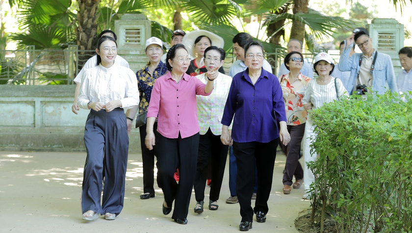 Chủ tịch Hội Khuyến học Nguyễn Thị Doan dâng hương tưởng niệm Chủ tịch Hồ Chí Minh tại Khu di tích Kim Liên  - Ảnh 13.