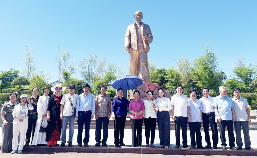 Chủ tịch Hội Khuyến học Nguyễn Thị Doan dâng hương tưởng niệm Chủ tịch Hồ Chí Minh tại Khu di tích Kim Liên  - Ảnh 15.