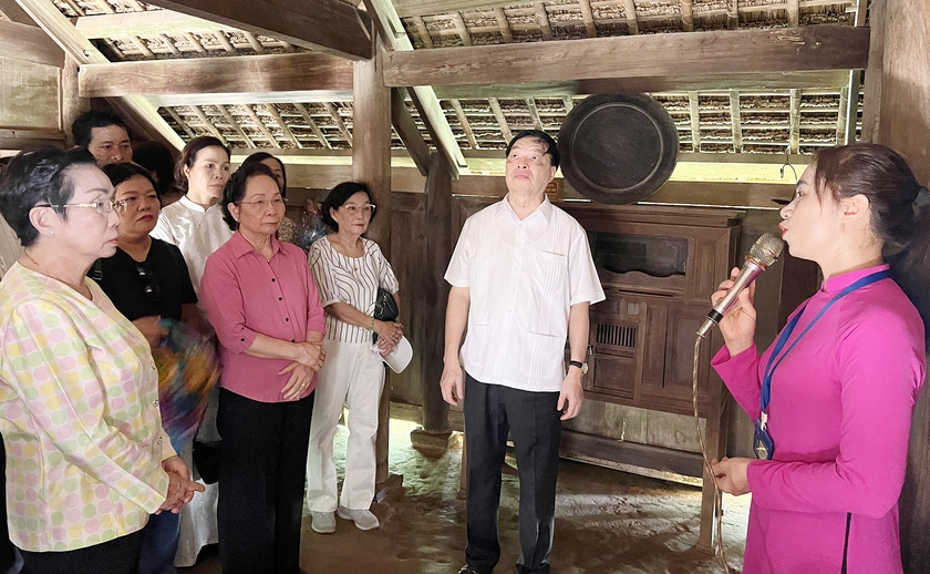 Chủ tịch Hội Khuyến học Nguyễn Thị Doan dâng hương tưởng niệm Chủ tịch Hồ Chí Minh tại Khu di tích Kim Liên  - Ảnh 14.