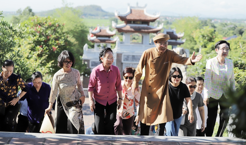 Chủ tịch Hội Khuyến học Nguyễn Thị Doan dâng hương tưởng niệm Chủ tịch Hồ Chí Minh tại Khu di tích Kim Liên  - Ảnh 7.