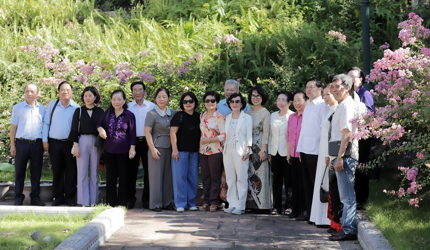 Chủ tịch Hội Khuyến học Nguyễn Thị Doan dâng hương tưởng niệm Chủ tịch Hồ Chí Minh tại Khu di tích Kim Liên  - Ảnh 10.