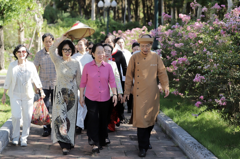 Chủ tịch Hội Khuyến học Nguyễn Thị Doan dâng hương tưởng niệm Chủ tịch Hồ Chí Minh tại Khu di tích Kim Liên  - Ảnh 8.
