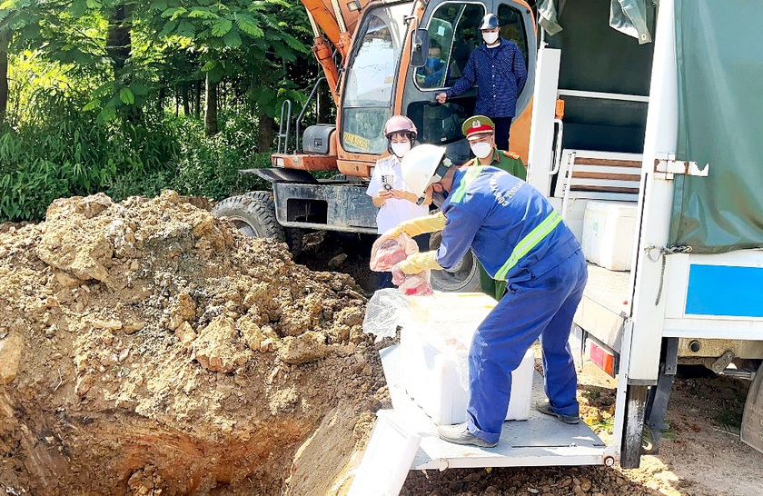 Tiêu huỷ hơn 400kg thịt lợn bốc mùi hôi thối - Ảnh 3.