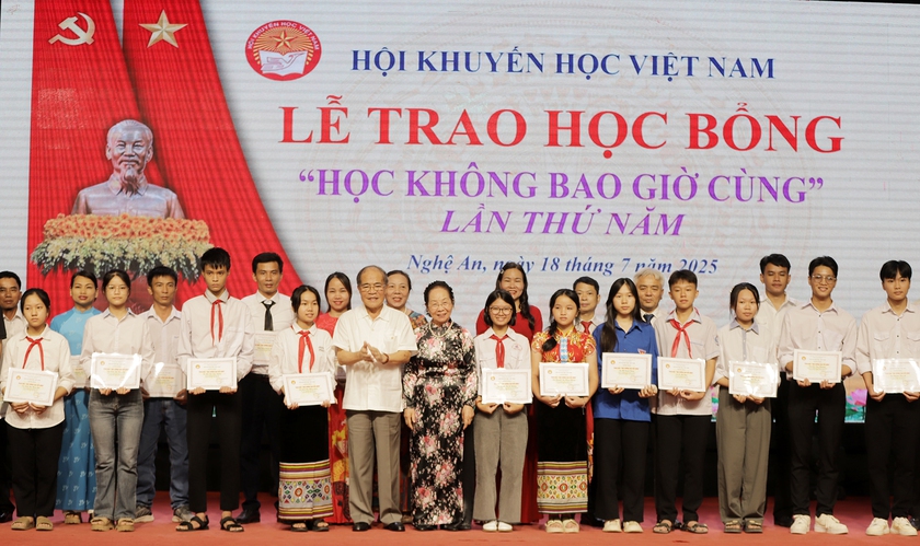 Phát biểu lay động ‘Học không bao giờ cùng” của nữ sinh đặc biệt ở Nghệ An - Ảnh 1.