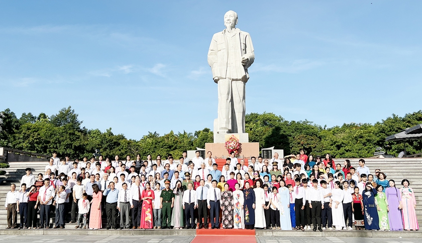 250 tấm gương hiếu học tiêu biểu được vinh danh và nhận học bổng "Học không bao giờ cùng" - Ảnh 1.