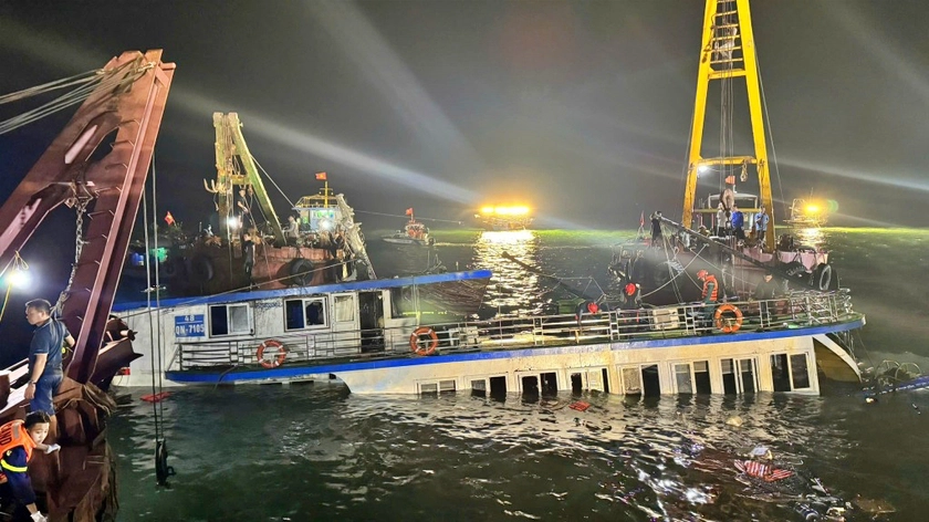 Vụ lật tàu trên vịnh Hạ Long, cứu được 10 người, tìm thấy 37 thi thể - Ảnh 1.