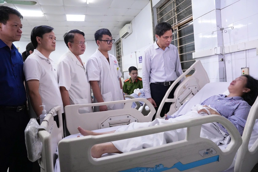 Vụ lật tàu du lịch, ngành Y tế Quảng Ninh tập trung toàn lực cứu chữa nạn nhân - Ảnh 1.