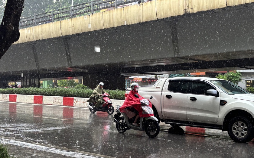 Bộ Xây dựng yêu cầu các lực lượng chức năng của địa phương tổ chức trực, phân luồng giao thông bảo đảm an toàn trong bão. Ảnh minh hoạ: PV