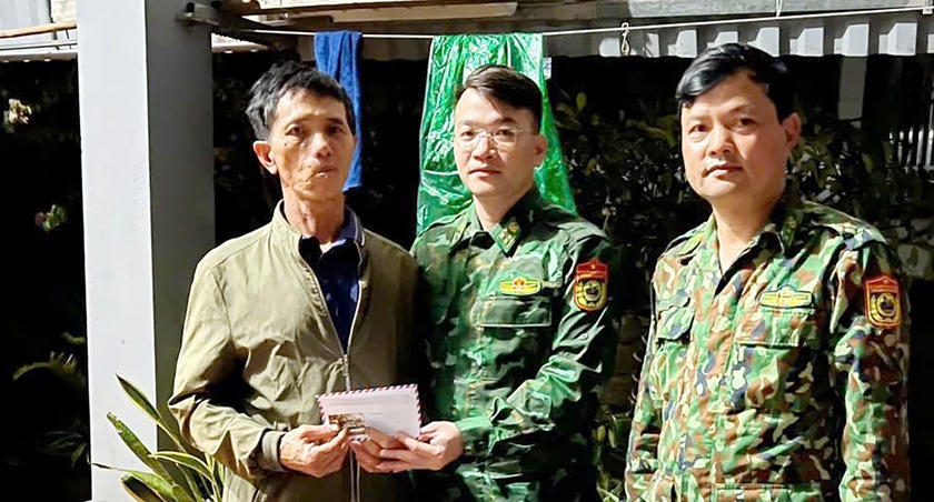 Bốn ngư dân ở Nghệ An may mắn sống sót khi gặp nạn trên biển - Ảnh 1.
