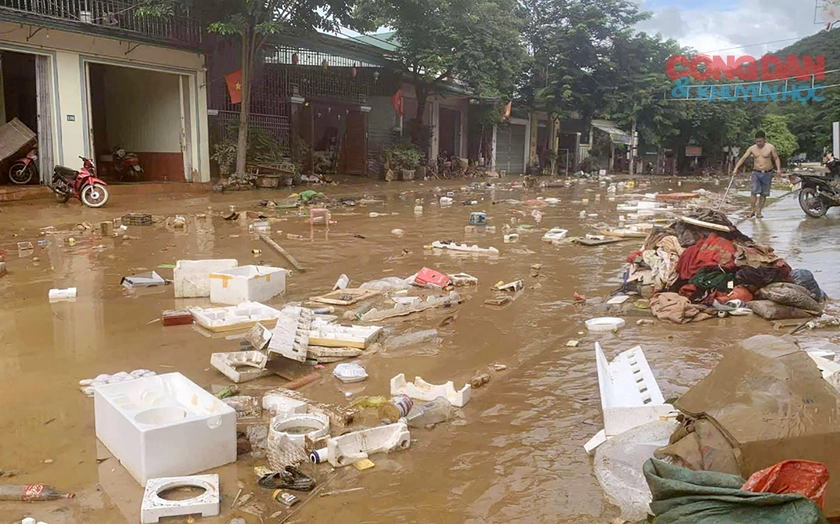Lũ lịch sử càn quét Nghệ An, tiếng kêu cứu từ bản Crai - Ảnh 1.