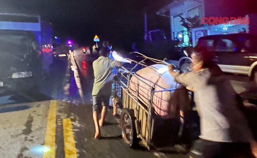 Người dân Nghệ An hối hả chạy đua nước lũ dâng cao- Ảnh 3. Người dân Nghệ An hối hả chạy đua nước lũ dâng cao- Ảnh 3.