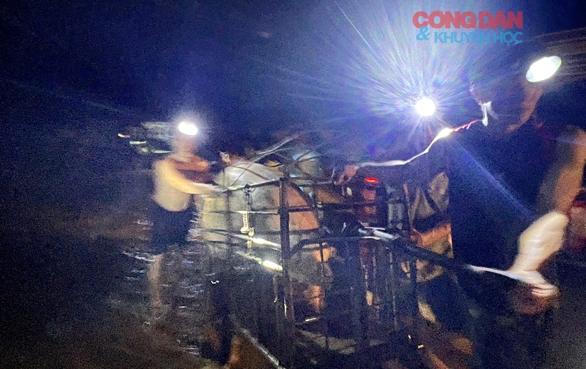Người dân Nghệ An hối hả chạy đua nước lũ dâng cao- Ảnh 2. Người dân Nghệ An hối hả chạy đua nước lũ dâng cao- Ảnh 2.
