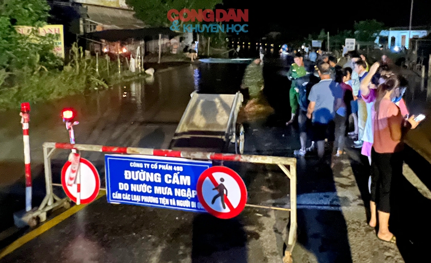 Người dân Nghệ An hối hả chạy đua nước lũ dâng cao- Ảnh 1. Người dân Nghệ An hối hả chạy đua nước lũ dâng cao- Ảnh 1.