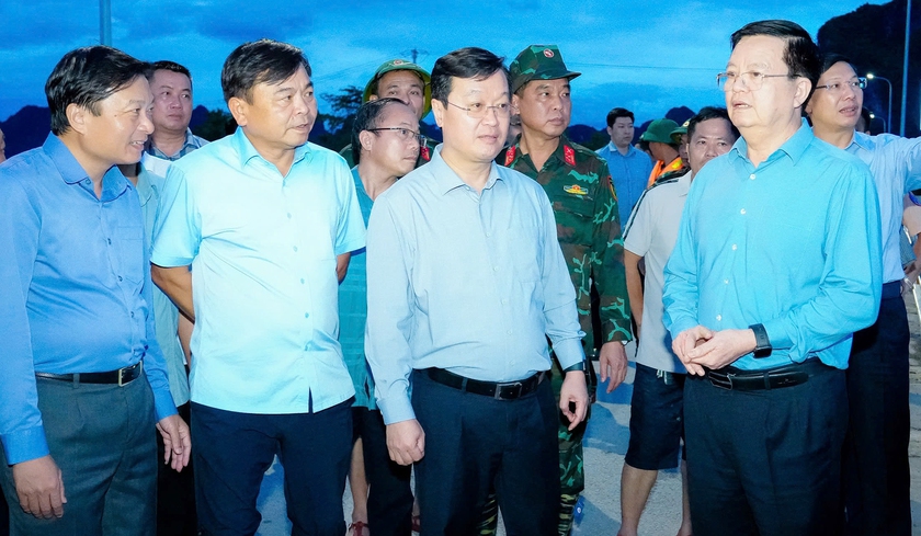 Người dân Nghệ An hối hả chạy đua nước lũ dâng cao- Ảnh 5. Người dân Nghệ An hối hả chạy đua nước lũ dâng cao- Ảnh 5.