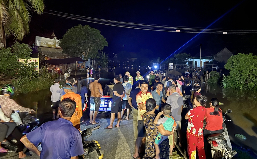 Người dân Nghệ An hối hả chạy đua nước lũ dâng cao- Ảnh 4. Người dân Nghệ An hối hả chạy đua nước lũ dâng cao- Ảnh 4.