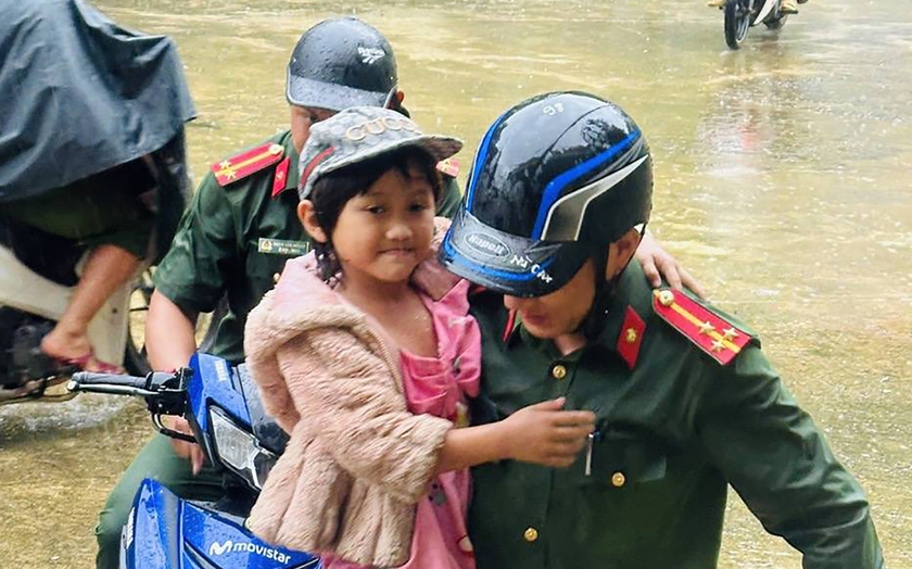 Lội bùn đưa sản phụ chuyển dạ vượt nước lũ đi sinh - Ảnh 2.