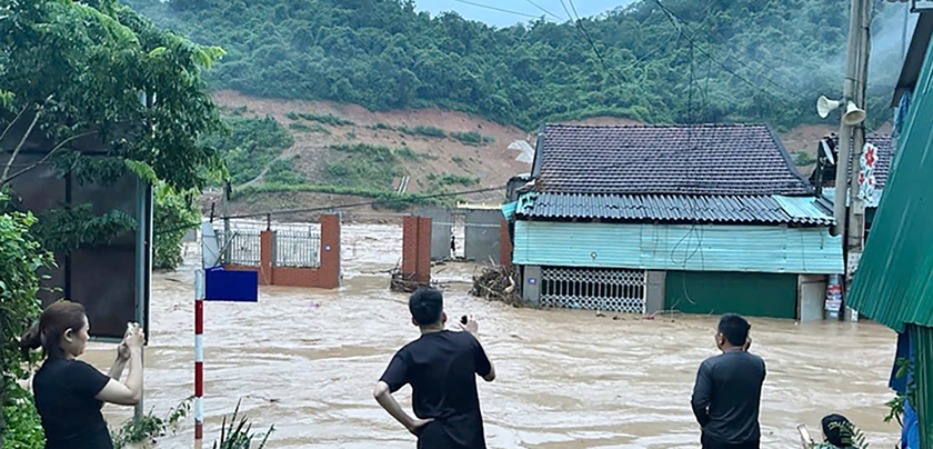 Mưa lớn gây ngập nhiều xã miền núi Nghệ An, sơ tán dân trong đêm - Ảnh 1.