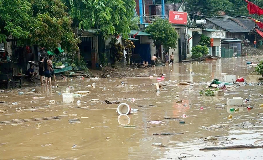 Mưa lớn gây ngập nhiều xã miền núi Nghệ An, sơ tán dân trong đêm - Ảnh 2.