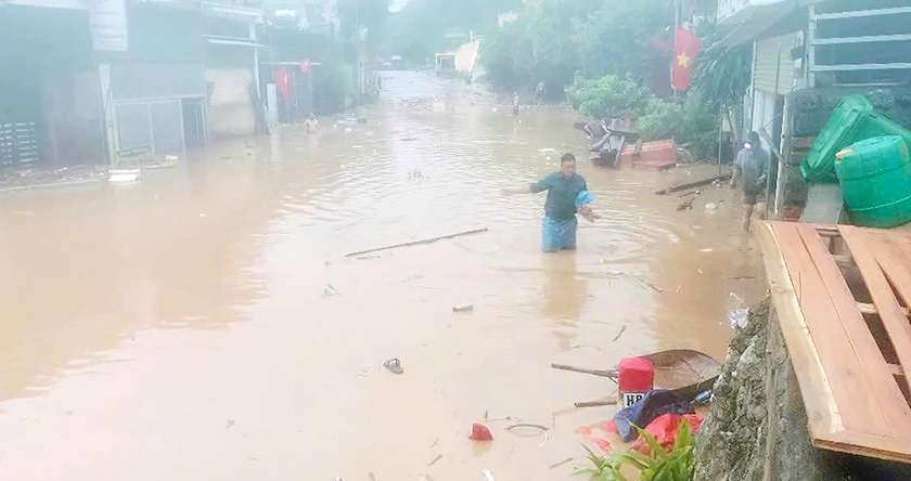 Mưa lớn gây ngập nhiều xã miền núi Nghệ An, sơ tán dân trong đêm - Ảnh 3.